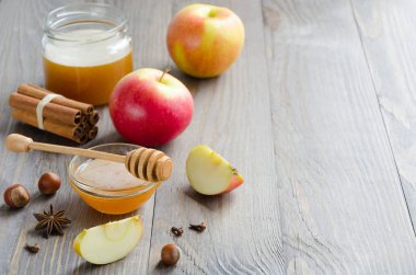 Tatlım, tatlım sopa, tarçın, fındık ve Kırmızı elma kase