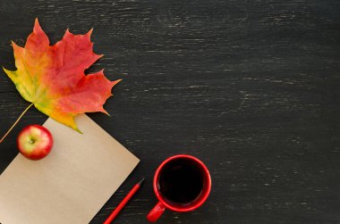 Sonbahar akçaağaç yaprağı, elma, fincan çay, kağıt, metin ve kalem