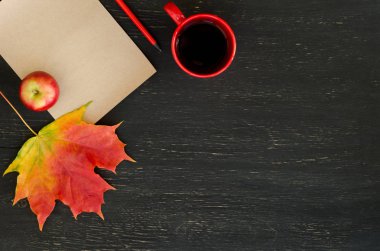 Sonbahar akçaağaç yaprağı, elma, fincan çay, kağıt, metin ve kalem