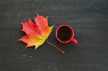 Sonbahar akçaağaç yaprağı ve çay