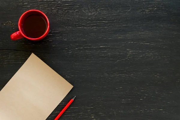 Fincan çay, kağıt, metin ve kalem