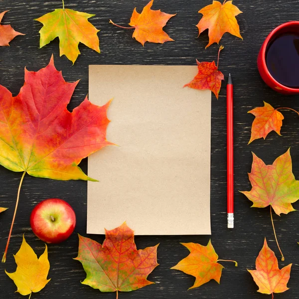 Sonbahar akçaağaç yaprakları, elma, çay, kağıt, metin ve kalem