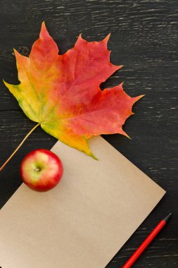 Sonbahar akçaağaç yaprağı, elma, kağıt, metin ve kalem