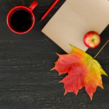 Sonbahar akçaağaç yaprağı, elma, fincan çay, kağıt, metin ve kalem