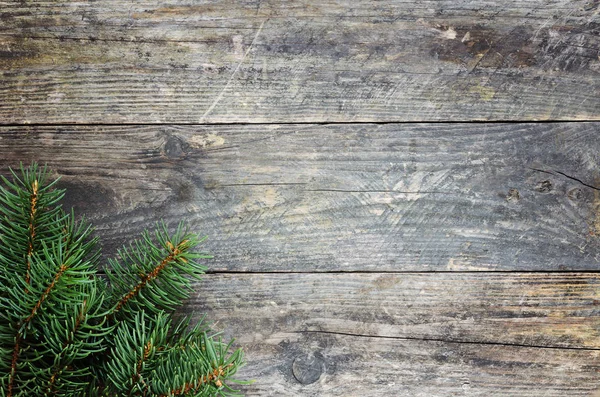 Kerstboom op oude houten achtergrond — Stockfoto