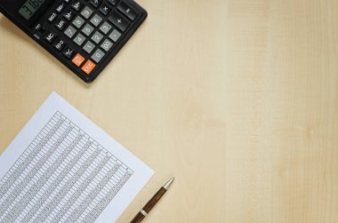 Hesap makinesi, belge ve bir kalem