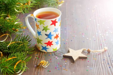 Noel siyah çay kupa çok renkli yıldız ve Noel dekor