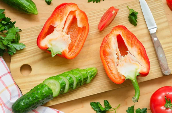 Kırmızı biber ve kıyılmış salatalık mutfak gemide iki yarısı