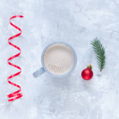 Köknar oyuncak, çam dalları ve beton zemin üzerine kakao fincan