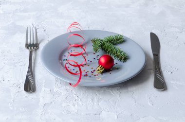 Gri plaka, bıçak ve çatal. Yeni yıl ve Noel tablo ayarı.