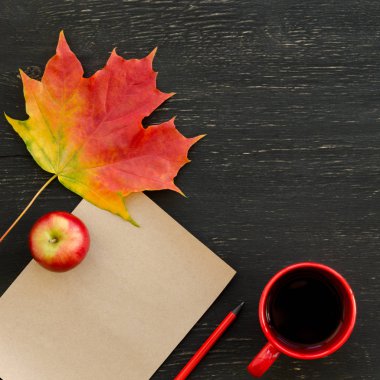 Sonbahar akçaağaç yaprağı, elma, fincan çay, kağıt, metin ve kalem