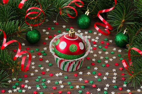 Бумажная форма для кекса с рождественской елкой . — стоковое фото