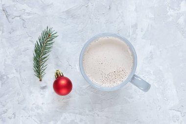 Köknar oyuncak, çam dalları ve beton zemin üzerine kakao fincan