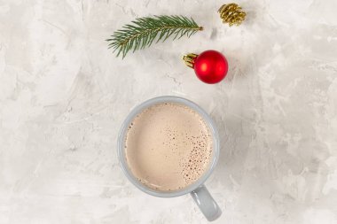 Köknar oyuncak, çam dalları ve beton zemin üzerine kakao fincan