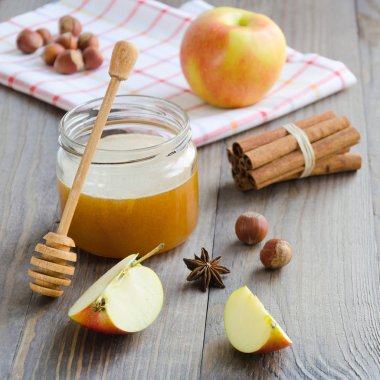 Tatlım, tatlım sopa, tarçın, fındık ve Kırmızı elma kavanoz