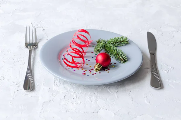 Placa gris, cuchillo y tenedor. Año nuevo y ajuste de mesa de Navidad . — Foto de Stock