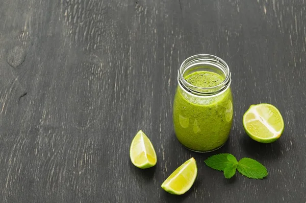 Grüne hausgemachte Smoothies — Stockfoto