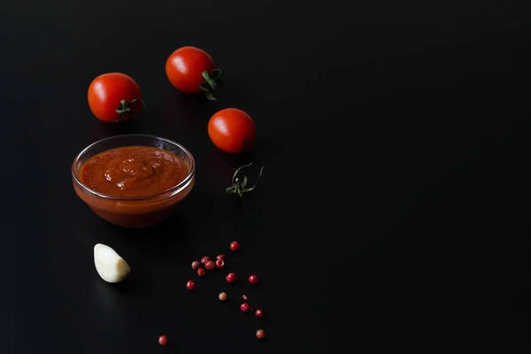 Soczysty pomidor dojrzałe i i sos pomidorowy lub ketchup w szklanej misce. — Zdjęcie stockowe