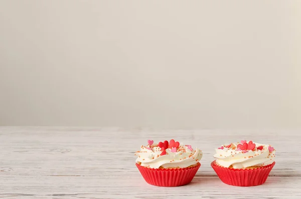 Δύο cupcakes με διακόσμηση καρδιά — Φωτογραφία Αρχείου