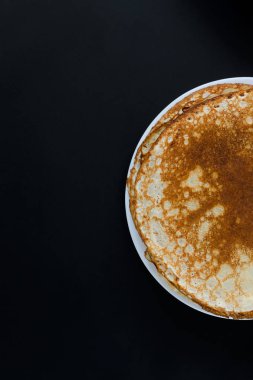 Siyah arka plan üzerine Rus krep