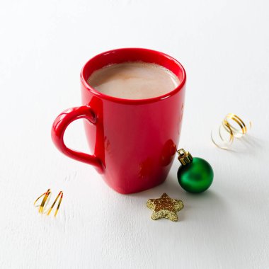 Kırmızı bir fincan kakao süt ve Noel oyuncak