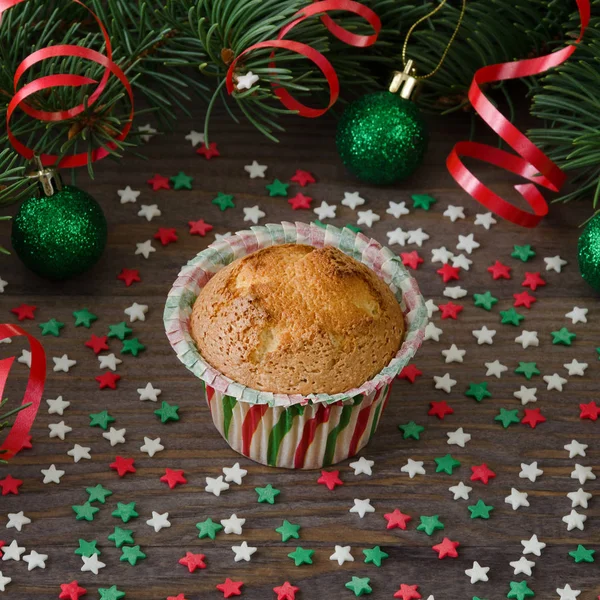 Hausgemachter Muffin mit Sternendekoration auf Holzgrund. — Stockfoto