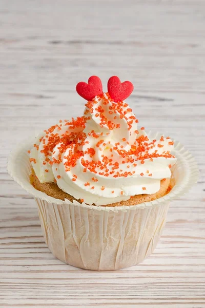 Cupcake decorado con azúcar roja y dos corazones decoración culinaria — Foto de Stock