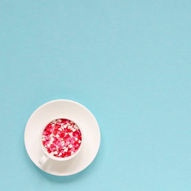 Renkli kalpler ile kahve fincanı