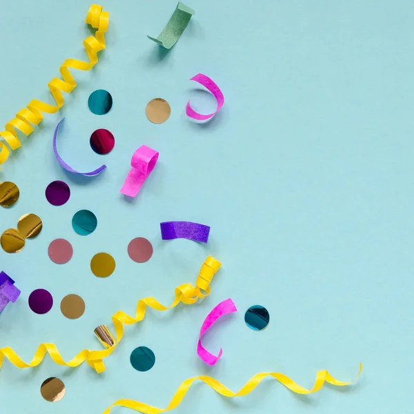 Decoración festiva de carnaval sobre fondo azul — Foto de Stock