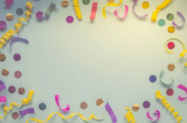 Decoración festiva de carnaval sobre fondo azul — Foto de Stock