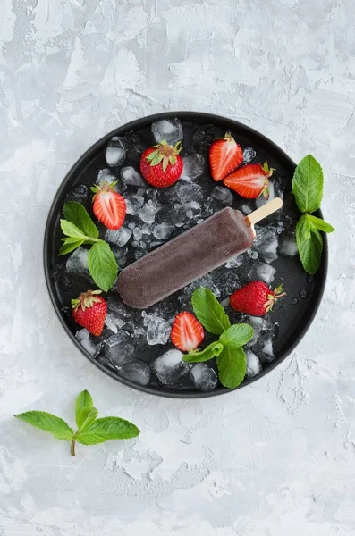 Шоколадное мороженое с клубникой — стоковое фото