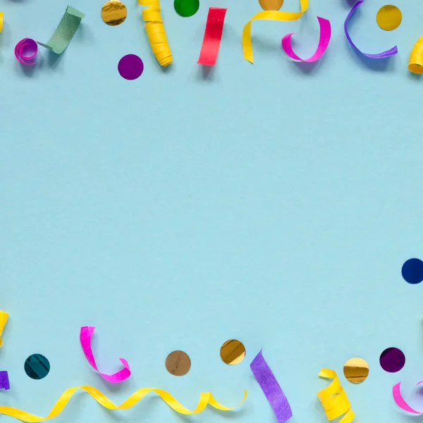 Decoração festiva de carnaval em fundo azul — Fotografia de Stock