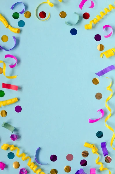 Karnaval şenlikli dekorasyon mavi zemin üzerine