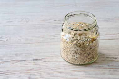 Bir mason kavanoza karışık müsli ile