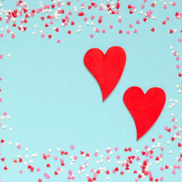 Ram av färgglada hjärtan med två röda hjärtan — Stockfoto