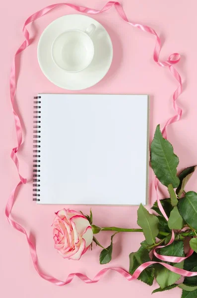 Rose fleur de rose fraîche avec tasse pour café et carnet sur fond rose — Photo