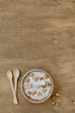 Bir kase müsli ve fındık