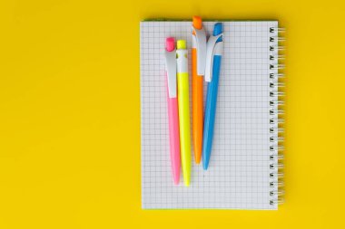 Defter ile renkli kalemler