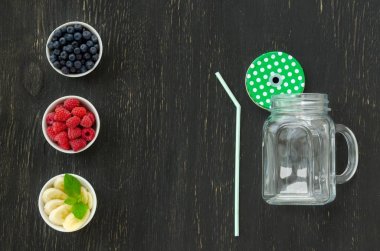 Yaban mersini, muz ve ahududu kavanoza ile güler yüzlü için malzemeler