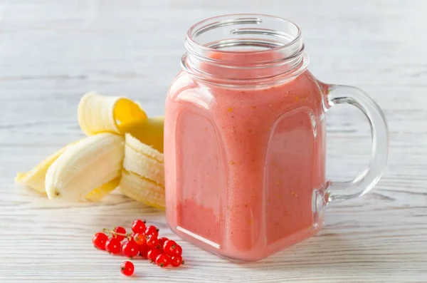 Smoothies van rode bessen en banaan in pot — Stockfoto