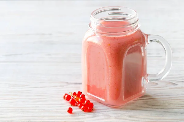 Smoothies av röda vinbär och banan i burk — Stockfoto