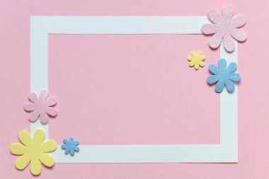 Pembe renkli çiçekler ve metin için çerçeve.