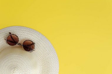 şapka ve güneş gözlüğü