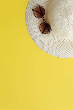 şapka ve güneş gözlüğü