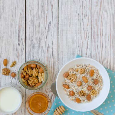 Sağlıklı Kahvaltı, fındık, bal ve süt ile müsli