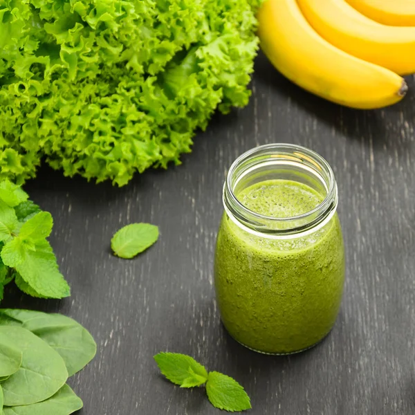 Grüne hausgemachte Smoothies — Stockfoto