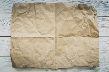 Ahşap arka plan üzerinde kağıt ambalaj