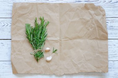 Rosemary ile kağıt ambalaj üzerinde sarımsak demet
