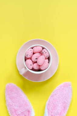 Tavşan kulakları ve kahve Kupası'nda Paskalya yumurta Paskalya tatil arka plan