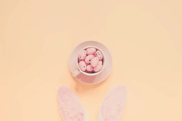 토끼 귀와 커피 컵에 부활절 달걀 부활절 휴일 배경 — 스톡 사진